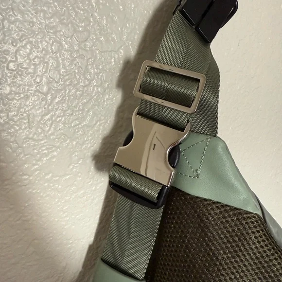 Caraa Green Belt Bag with Adjustable Straps and Sleek Design NWOT - Picture 4 of 7